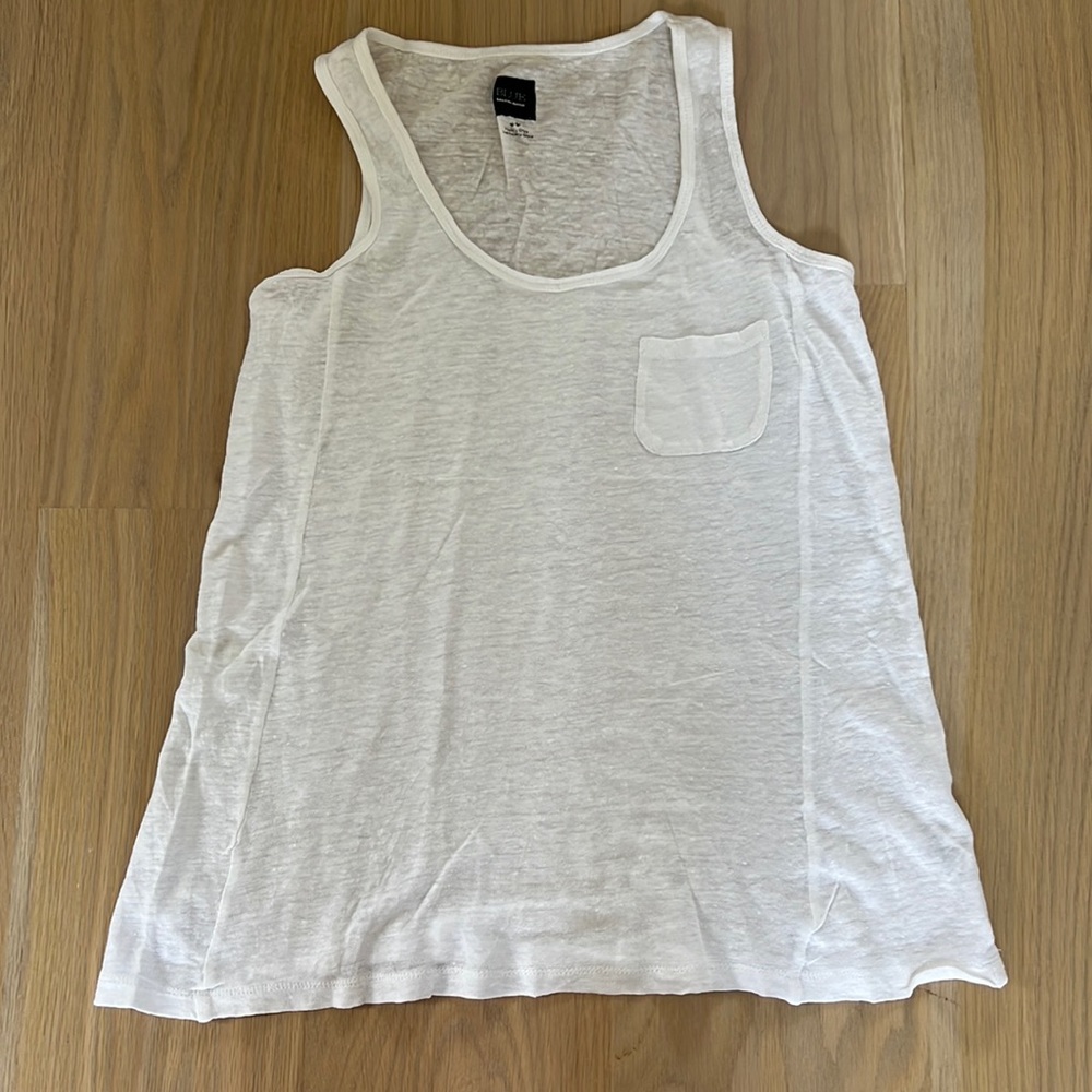 Saks Fifth Avenue BLUE label white linen tank top. Size Medium.